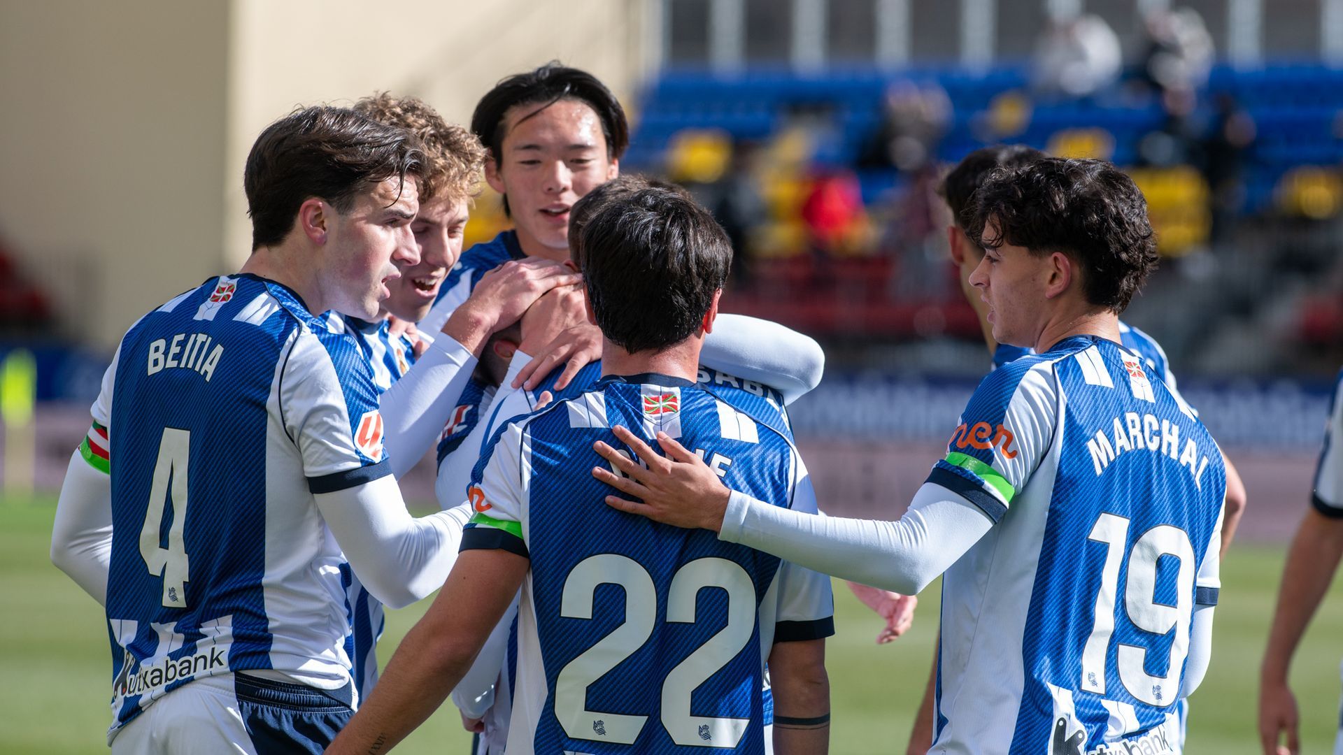 Kazunari Kita celebra con su equipo