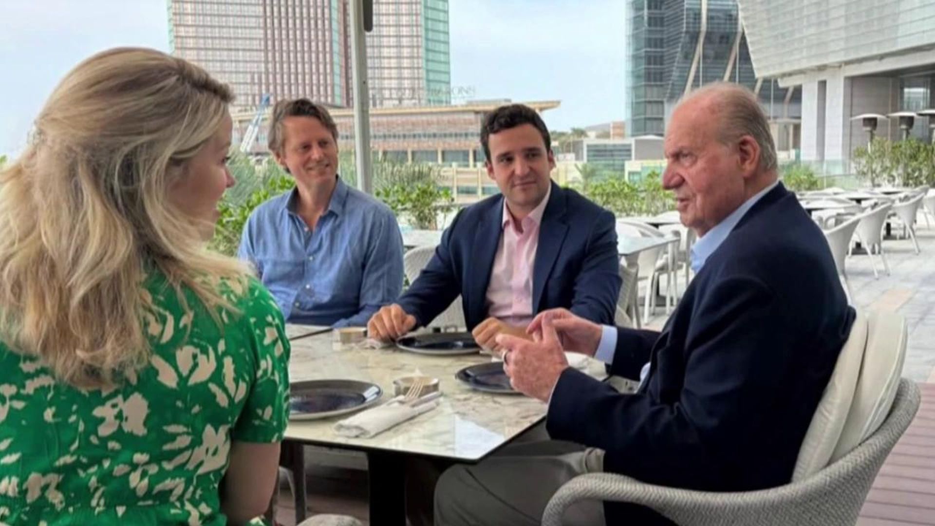 La imagen del rey Juan Carlos I junto a Froilán en Abu Dabi en plena guerra en Oriente Próximo