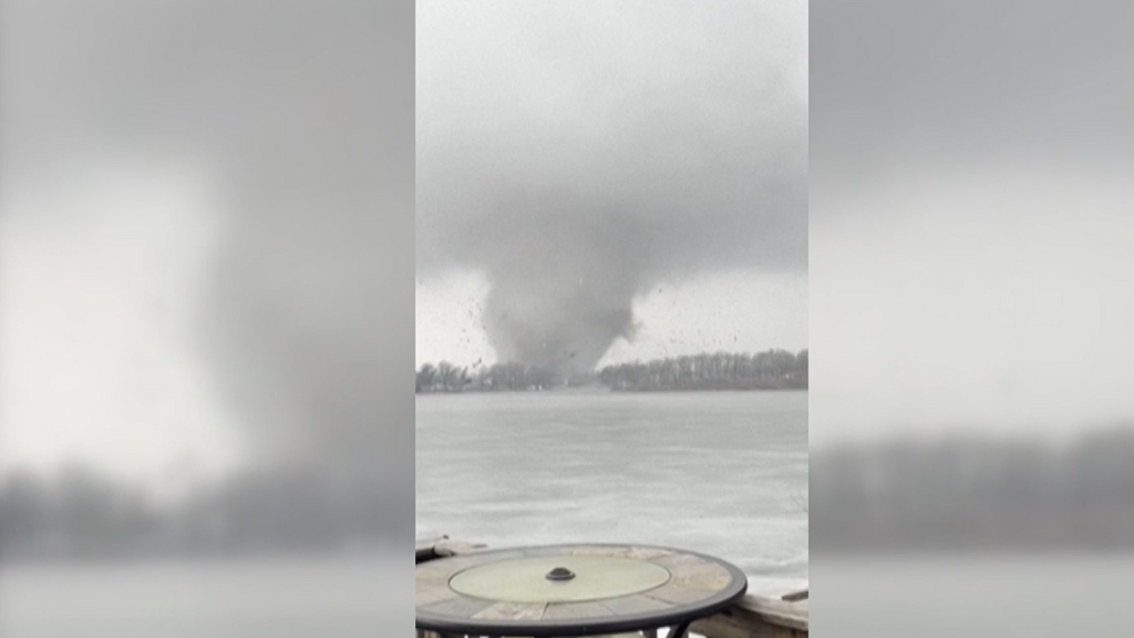 Las increíbles imágenes que muestran cómo se forma un tornado en apenas un minuto en Estados Unidos