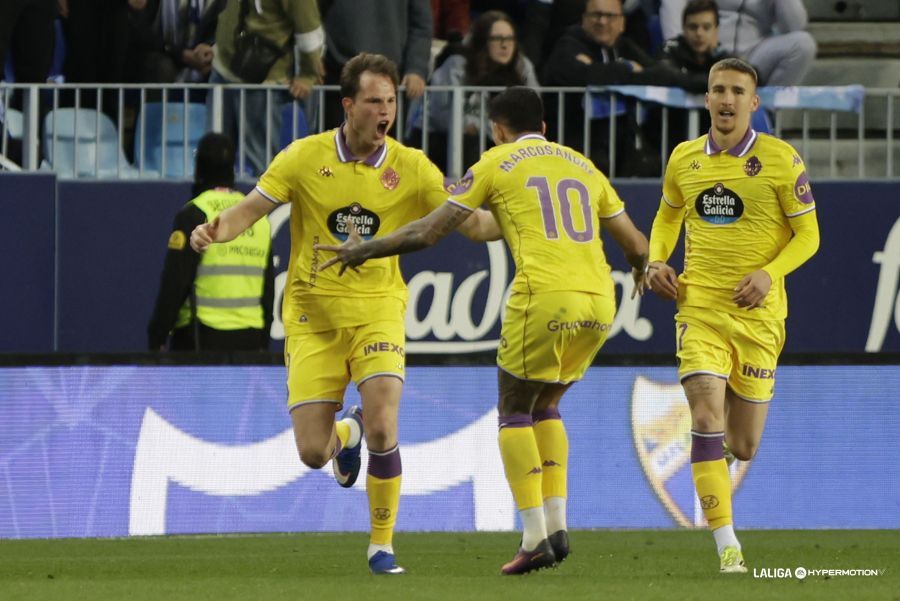 Latasa celebra con Marcos André y Biuk el gol en Málaga