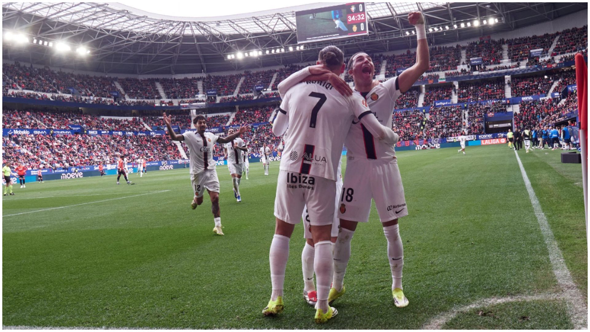 Los jugadores del Mallorca celebran el gol de Muriqi
