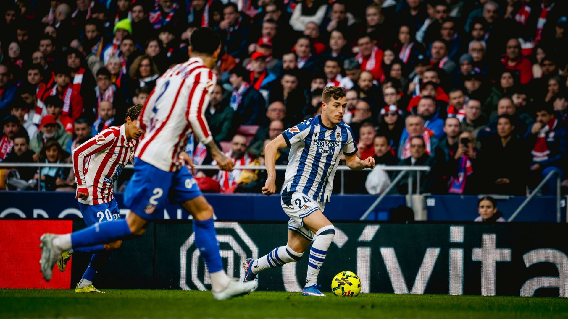 Luka Sucic conduce en el Atlético de Madrid-Real Sociedad