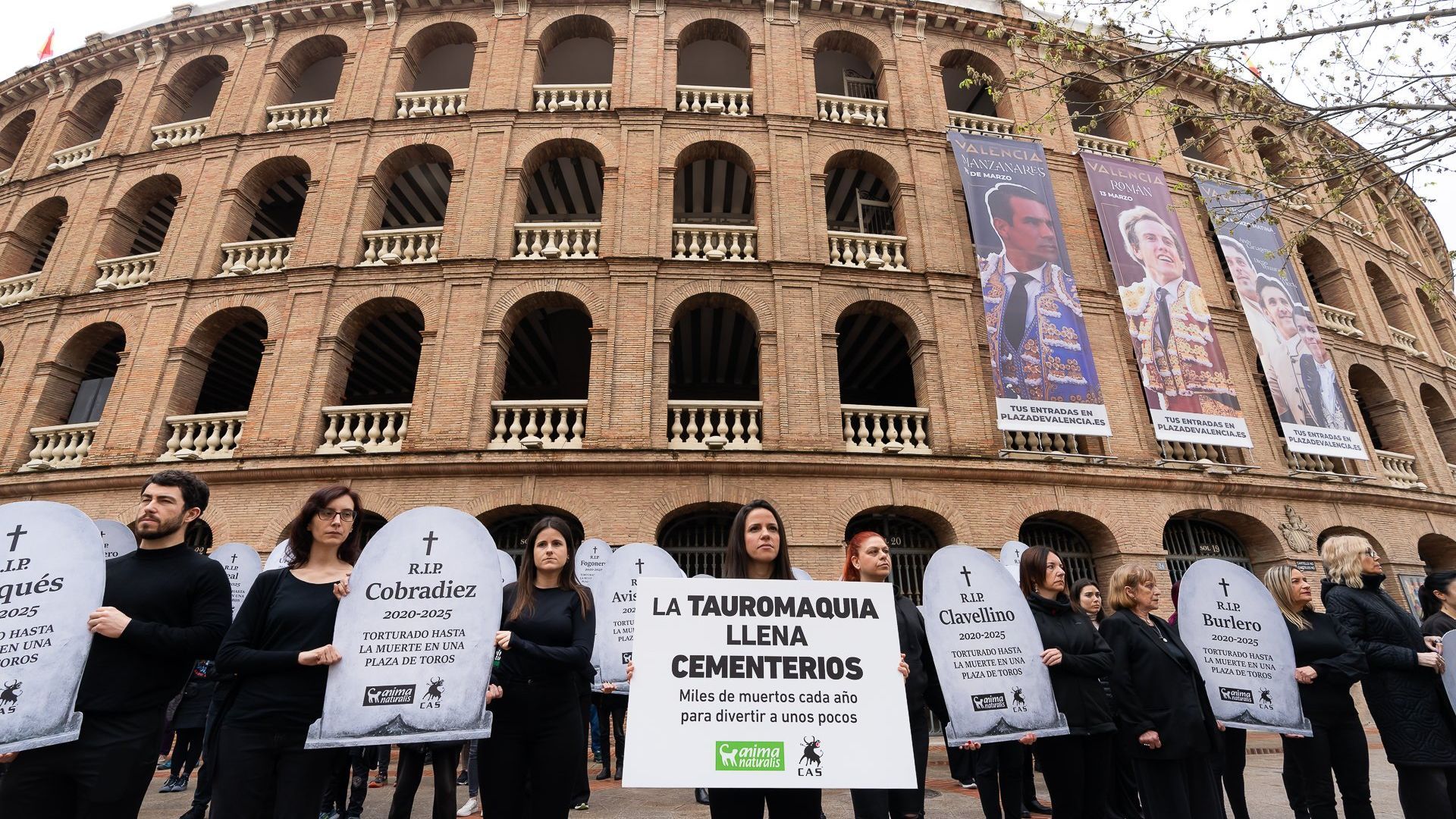 Manifestación para que prohiban la tauromaquia frente a la Plaza de Toros de Valencia