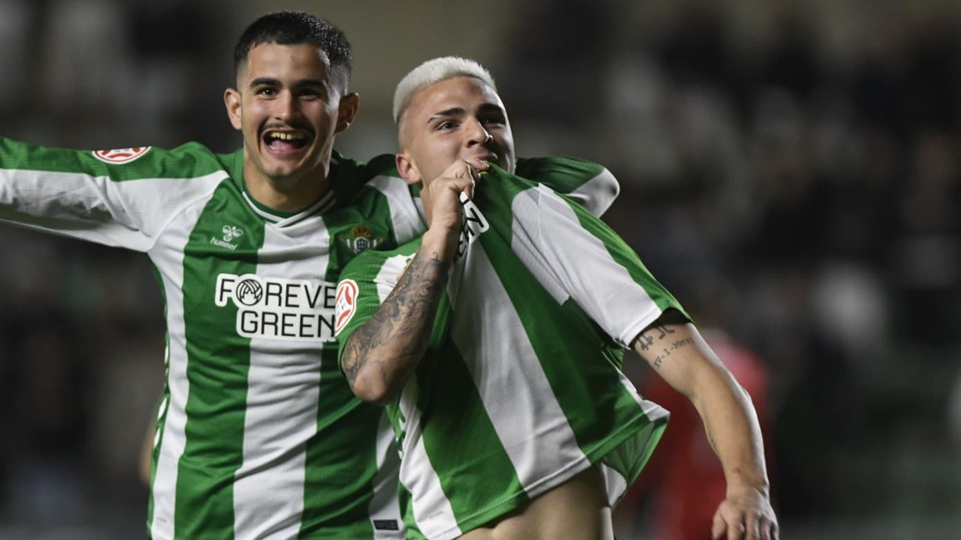 Pablo García se besa el escudo del Betis en plena celebración de su gol