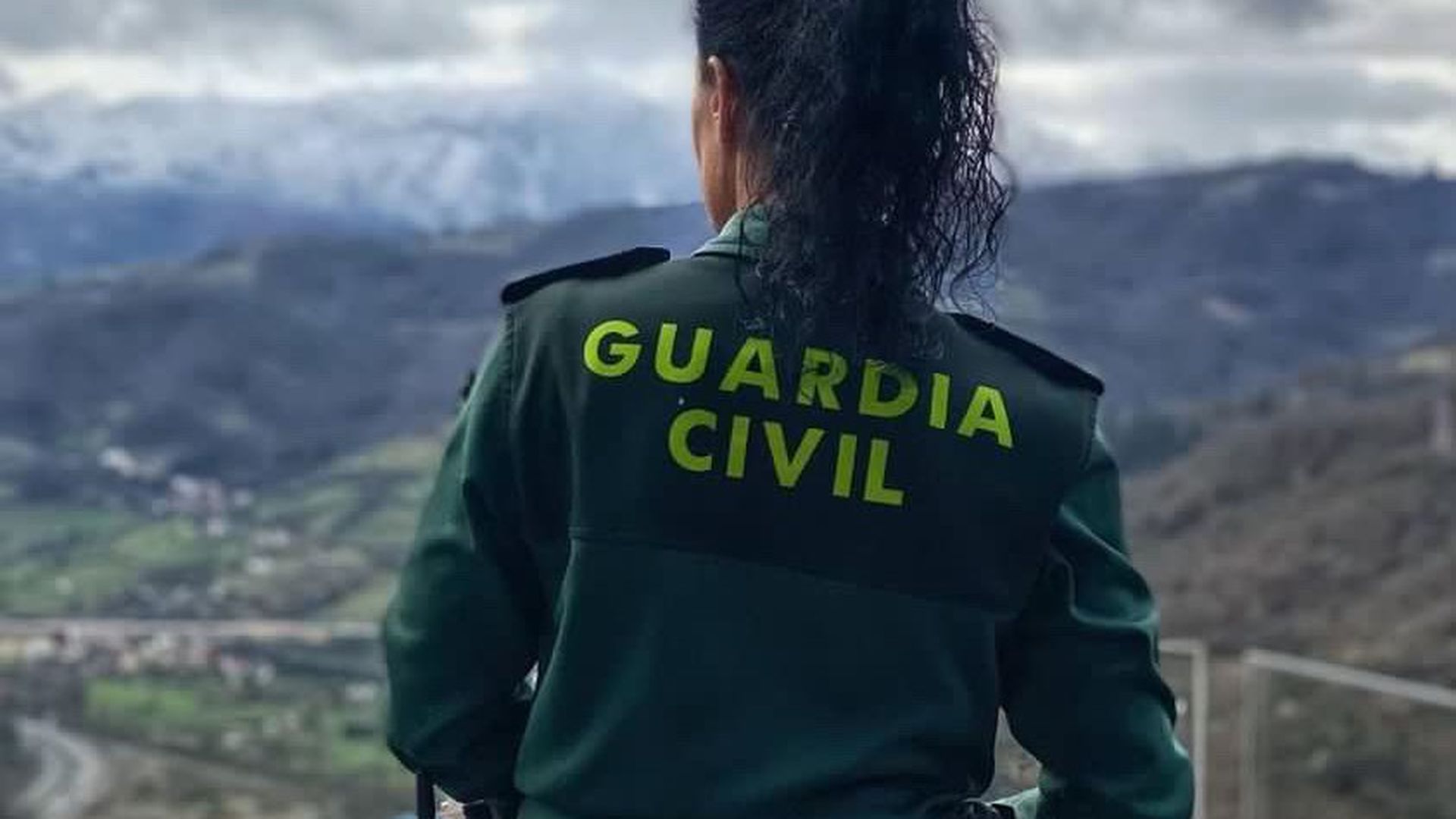 Agente de Guardia Civil de espaldas