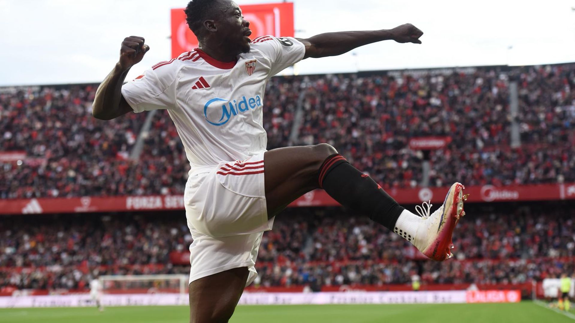 Akor Adams celebra su gol al Rayo