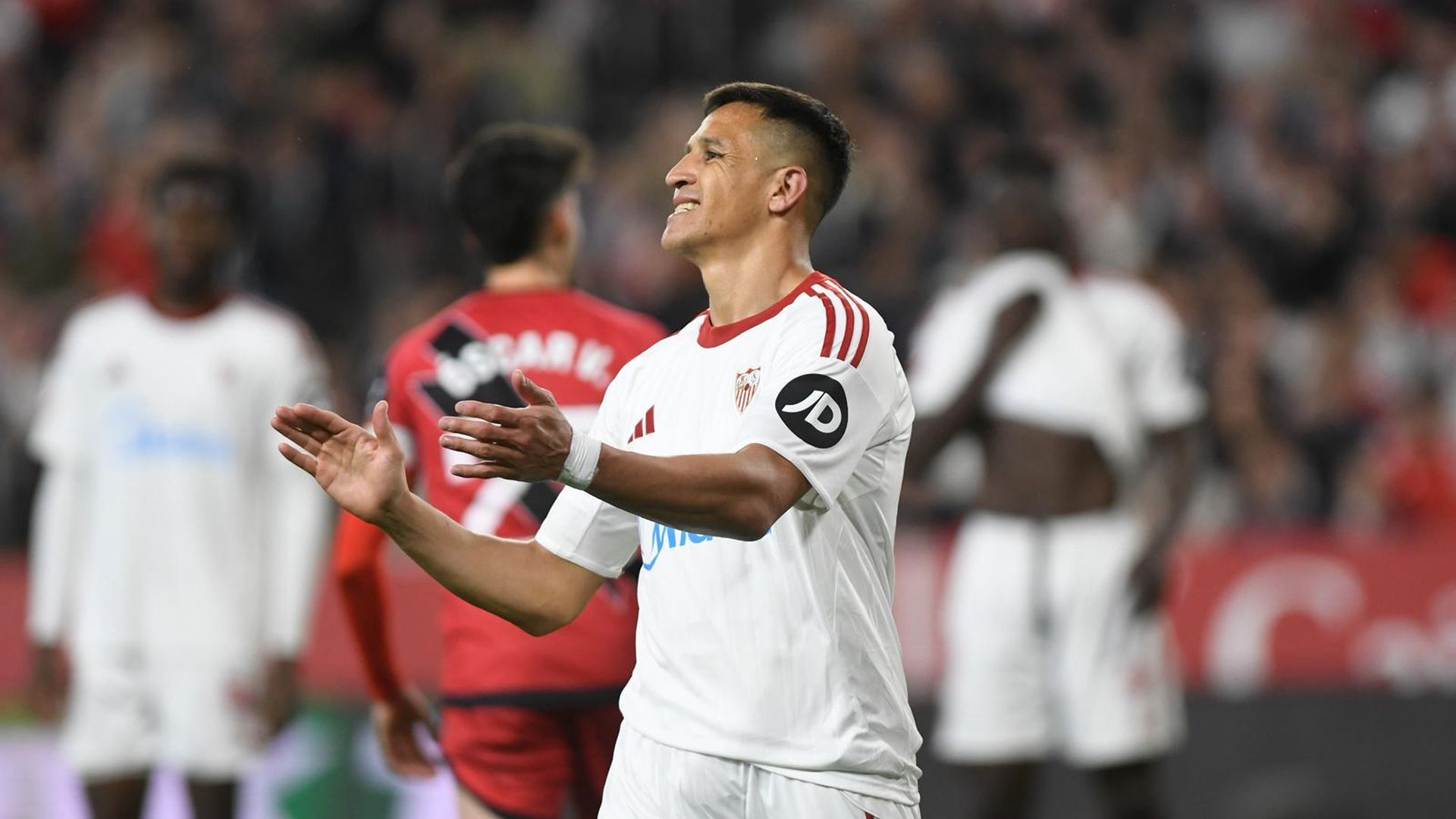 Alexis Sánchez se lamenta de un fallo contra el Rayo