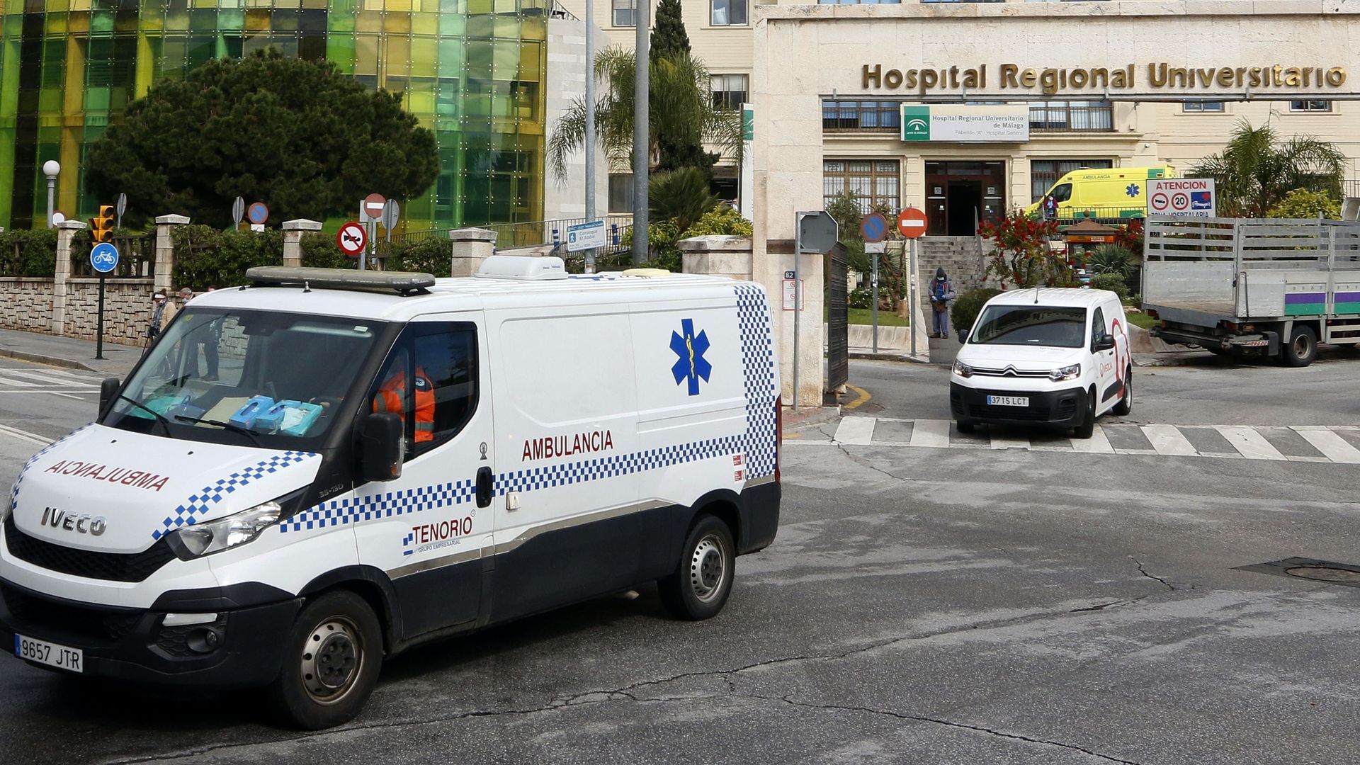 Ambulancia en el Hospital Regional Universitario de Málaga