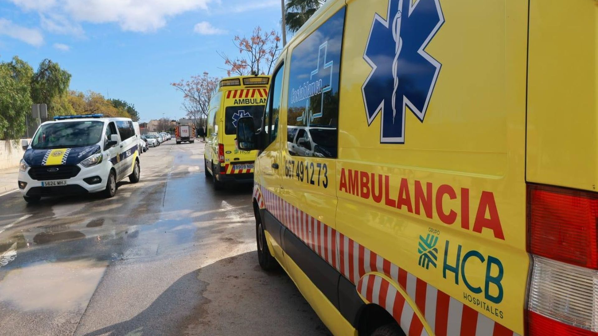 Ambulancias y furgoneta policial en San Juan de Alicante