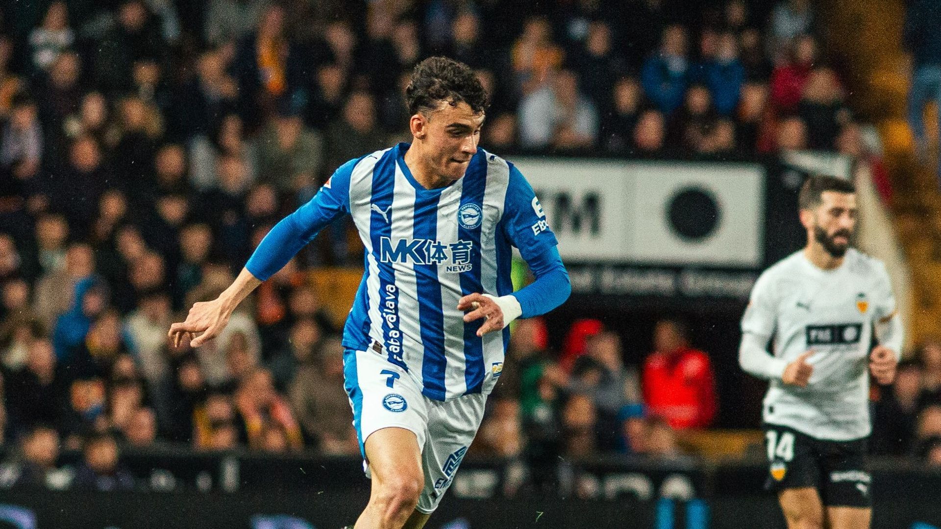 Ángel Pérez corre con el balón en el Valencia-Alavés