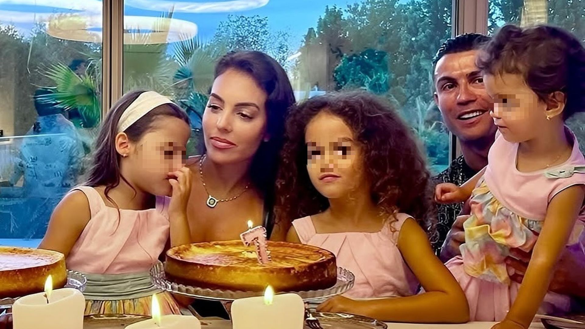 Cristiano Ronaldo y Georgina Rodríguez con sus hijas