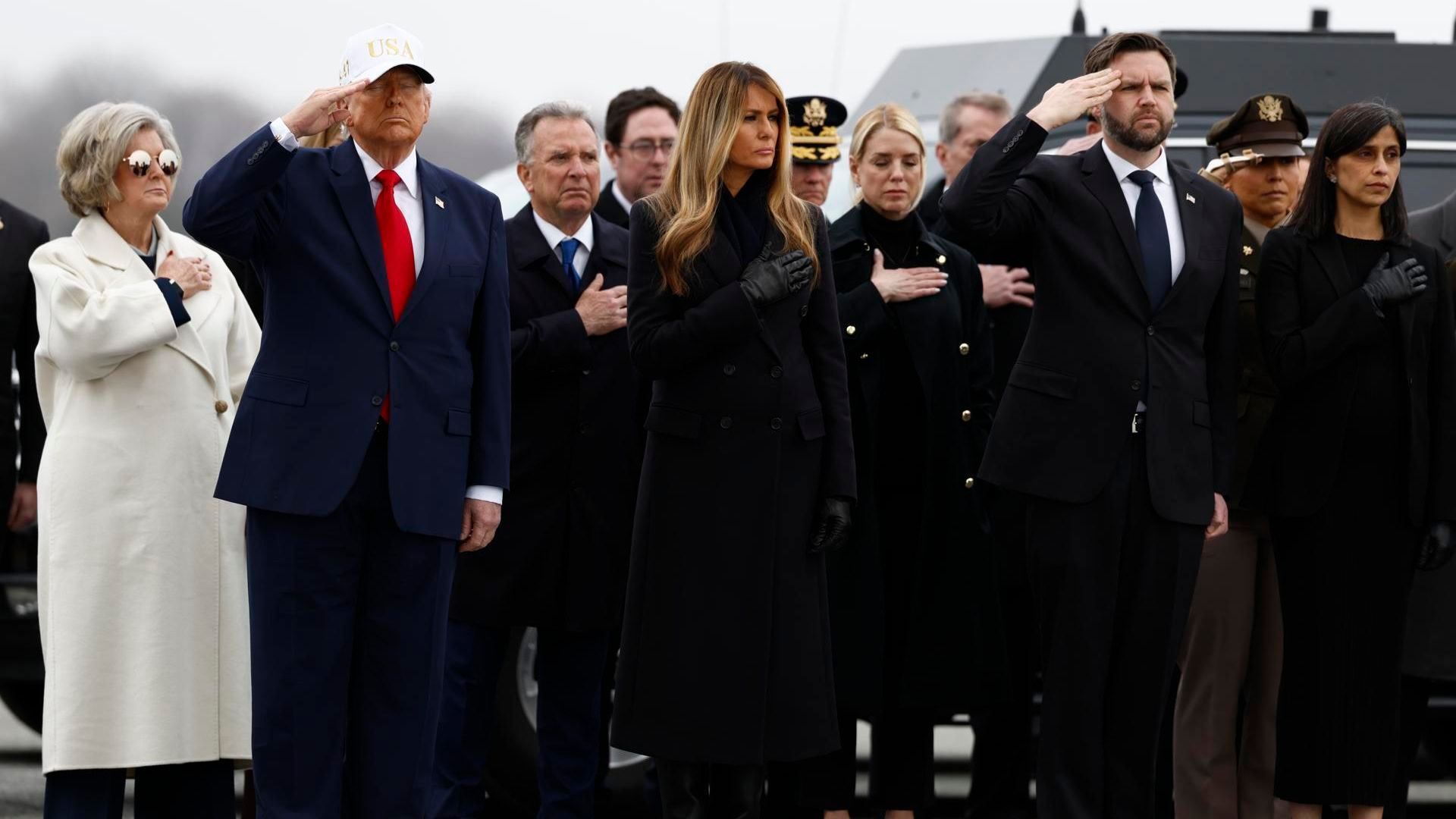 Donald Trump recibe los cuerpos de los soldados de EEUU y promete mantener las muertes "al mínimo" Donald Trump recibe los cuerpos de los soldados de EEUU y promete mantener las muertes "al mínimo"