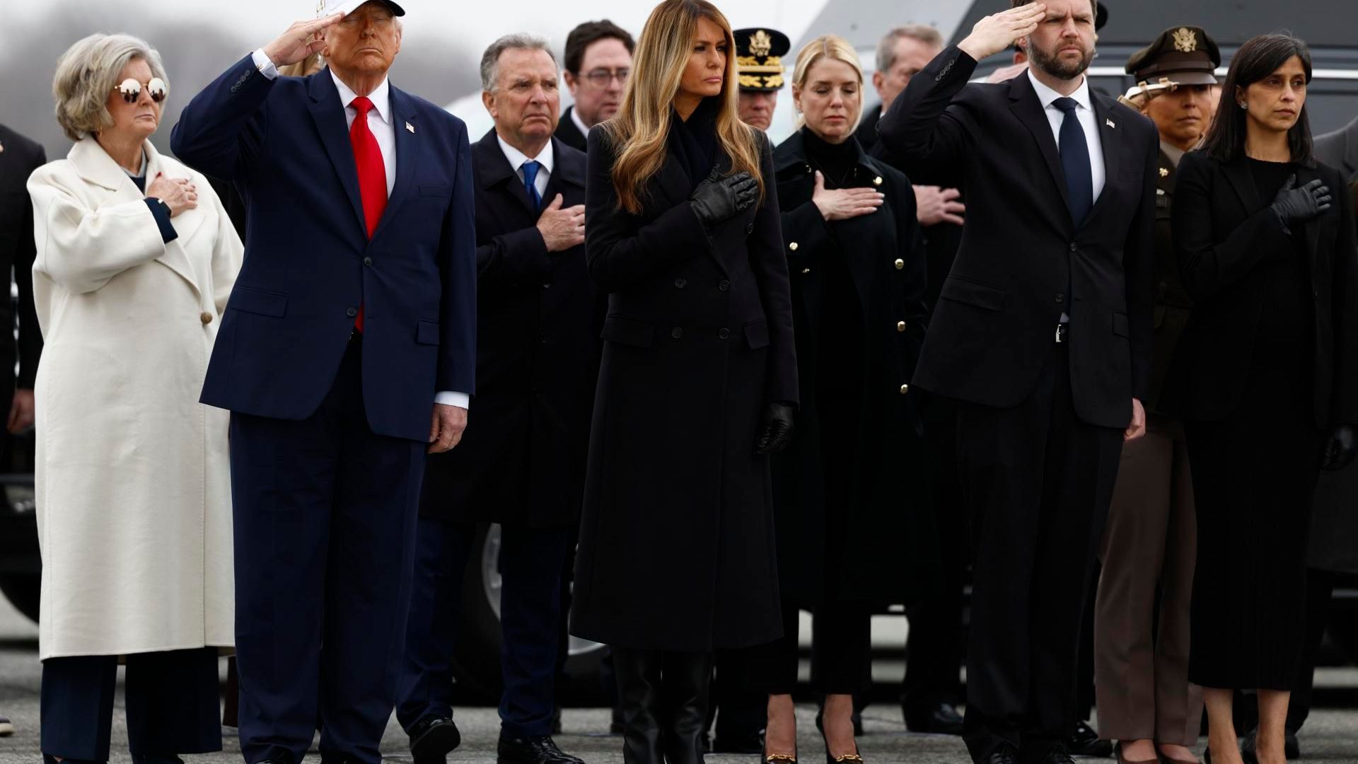 Donald Trump recibe los cuerpos de los soldados de EEUU y promete mantener las muertes "al mínimo"