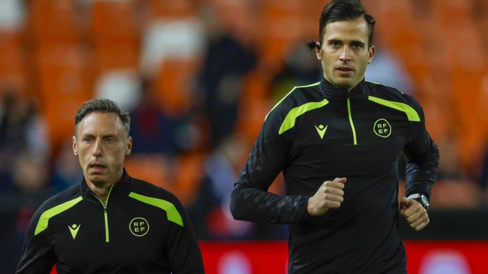 El árbitro con cámara en el Valencia - alavés