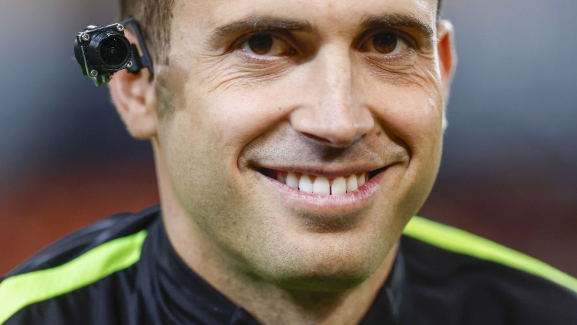 El árbitro con cámara en el Valencia - alavés