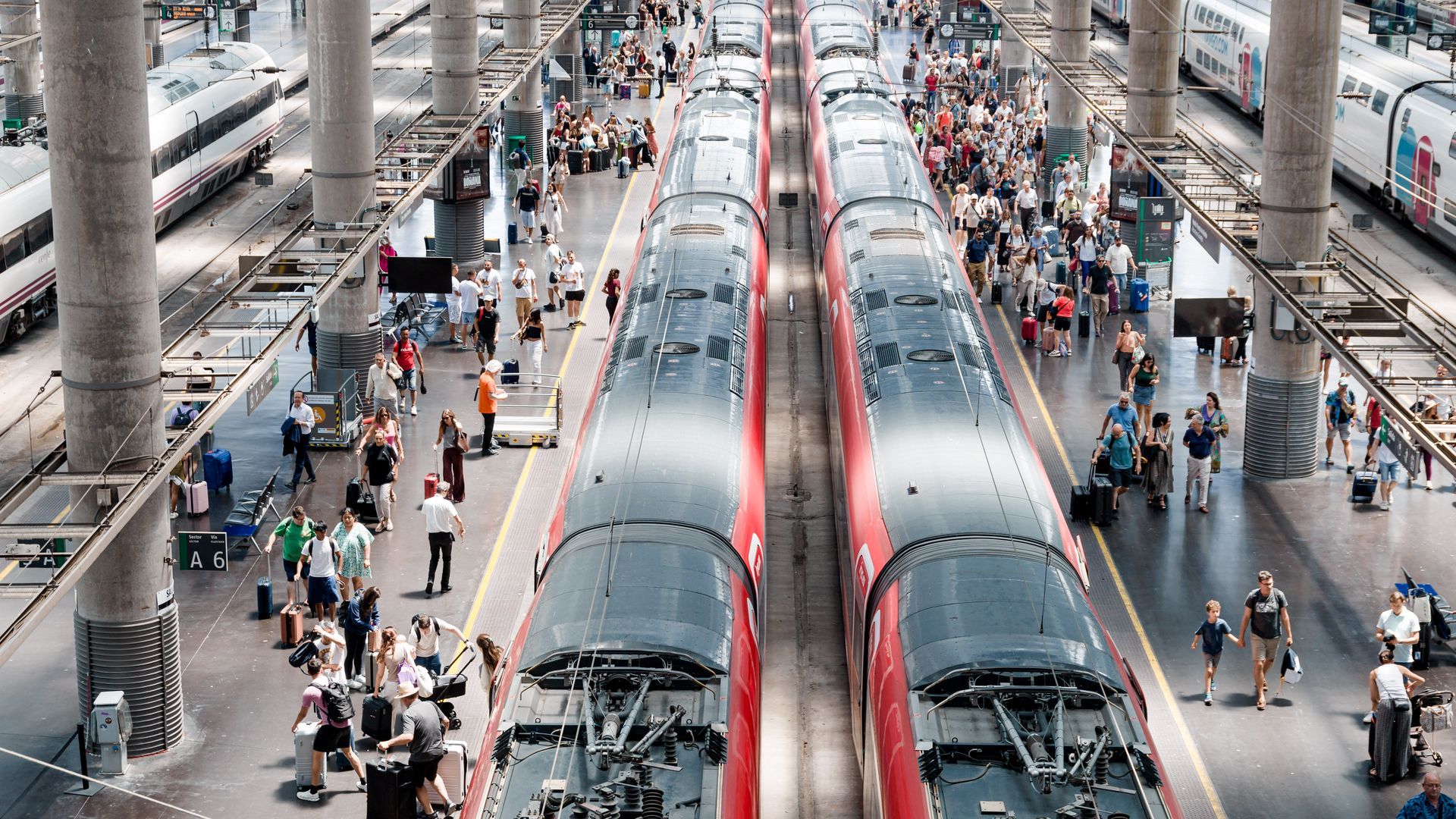 La indignación de miles de viajeros de Renfe, parados durante horas de madrugada tras una incidencia: "Esto es una vergüenza"