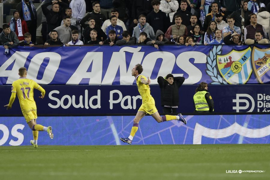 Latasa celebra su gol en La Rosaleda.