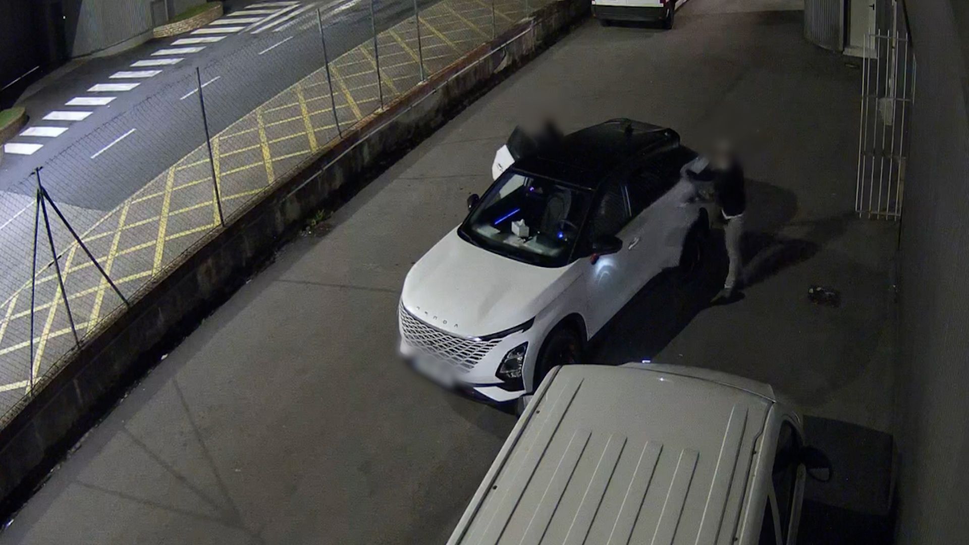 Los autores del robo junto a un vehículo Los autores del robo junto a un vehículo