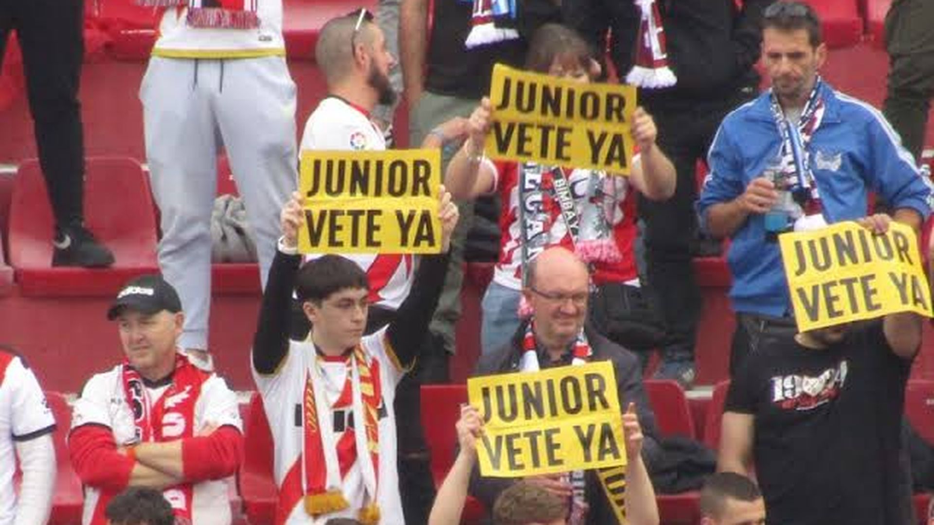 Los carteles de "Junior vete ya" de la afición del Rayo