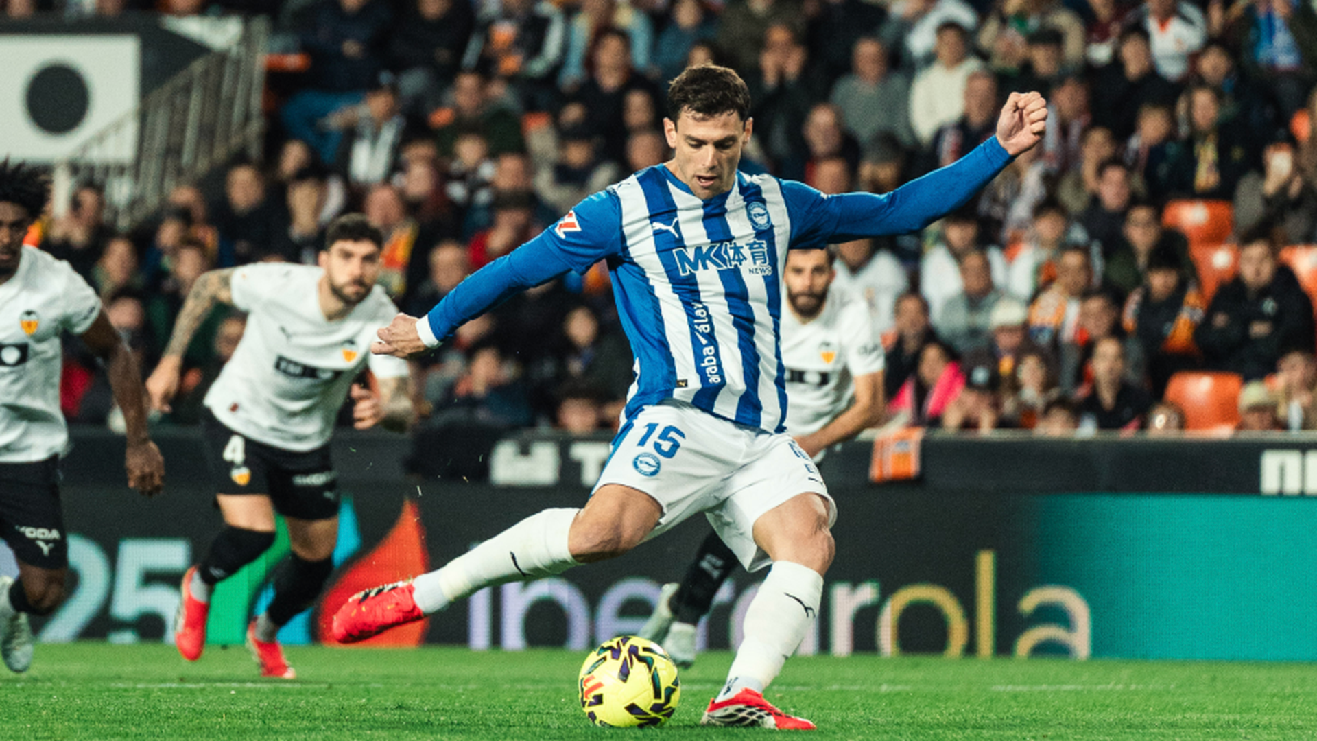 Lucas Boyé anota el penalti en Mestalla