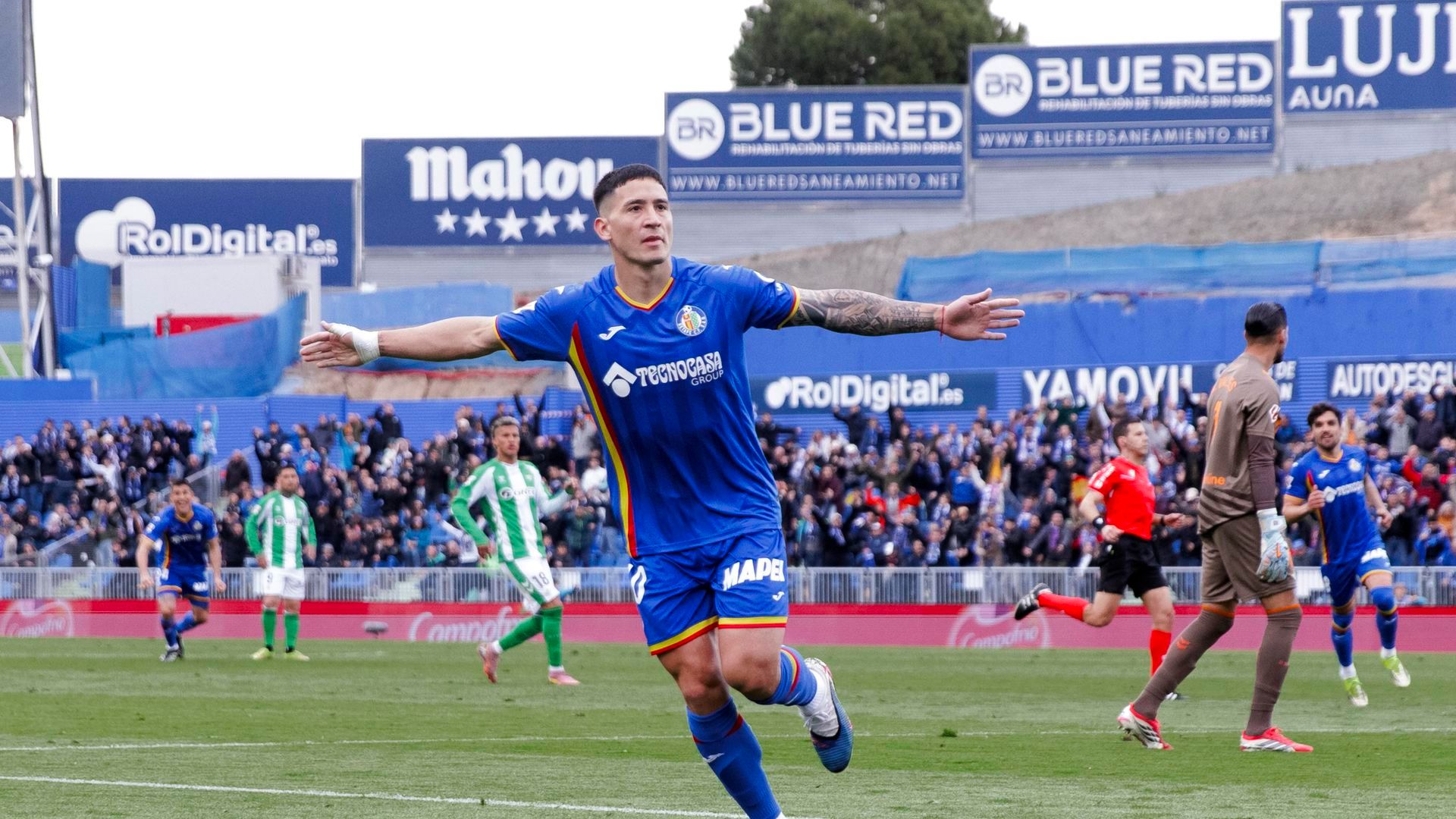 Martín Satriano celebra su gol en el Getafe-Betis