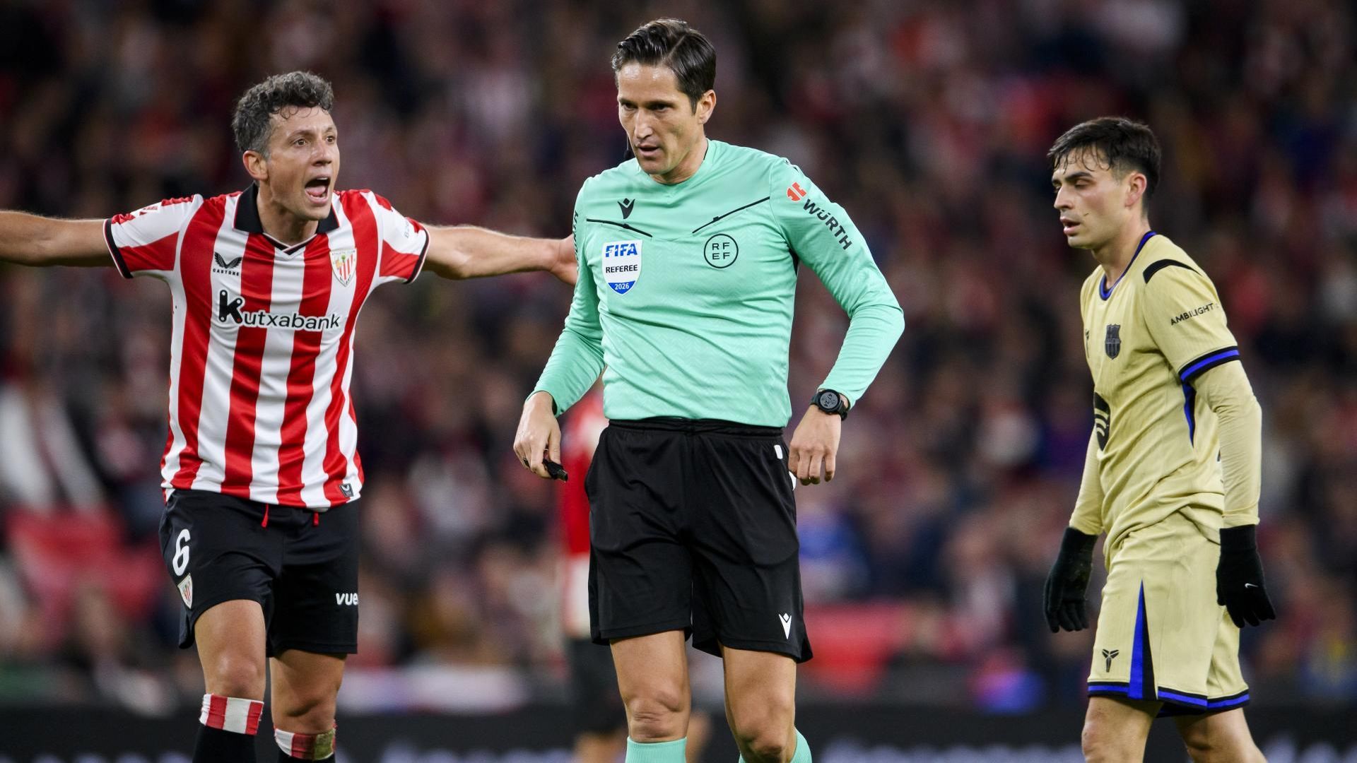 Mikel Vesga protesta a Munuera Montero ante el Barça en San Mamés