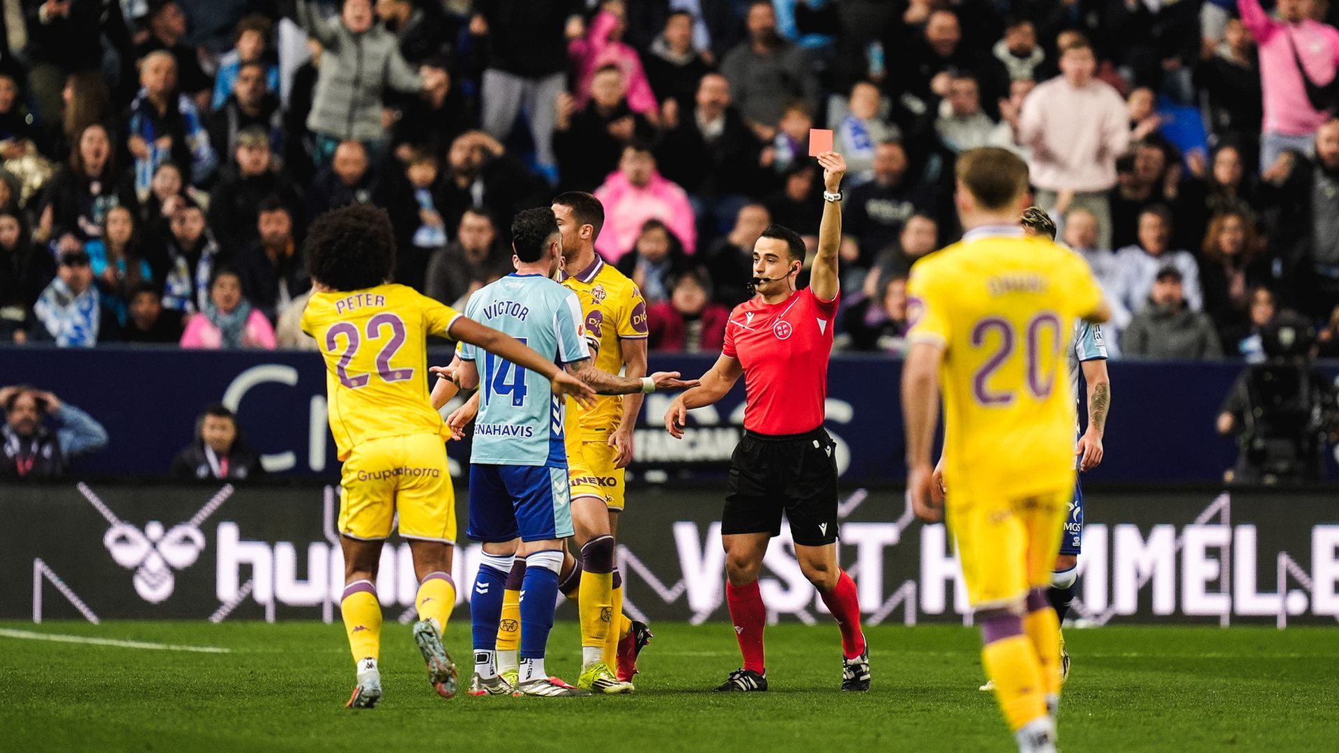 Morilla Turrión muestra la roja a Víctor García.