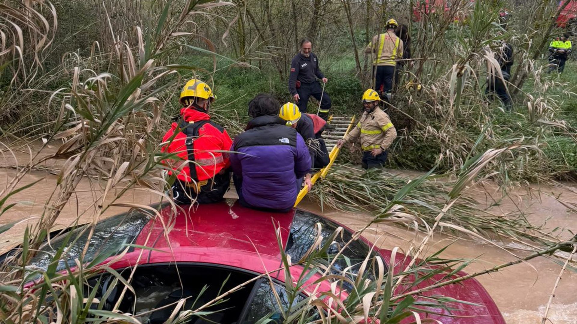 Rescatadas del techo de su coche dos personas arrastradas por un río en Tarragona