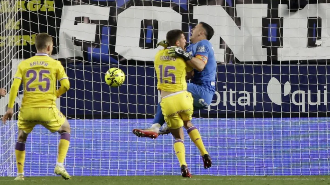 Supuesta falta de Palo Tomeo sobre Alfonso Herrero.