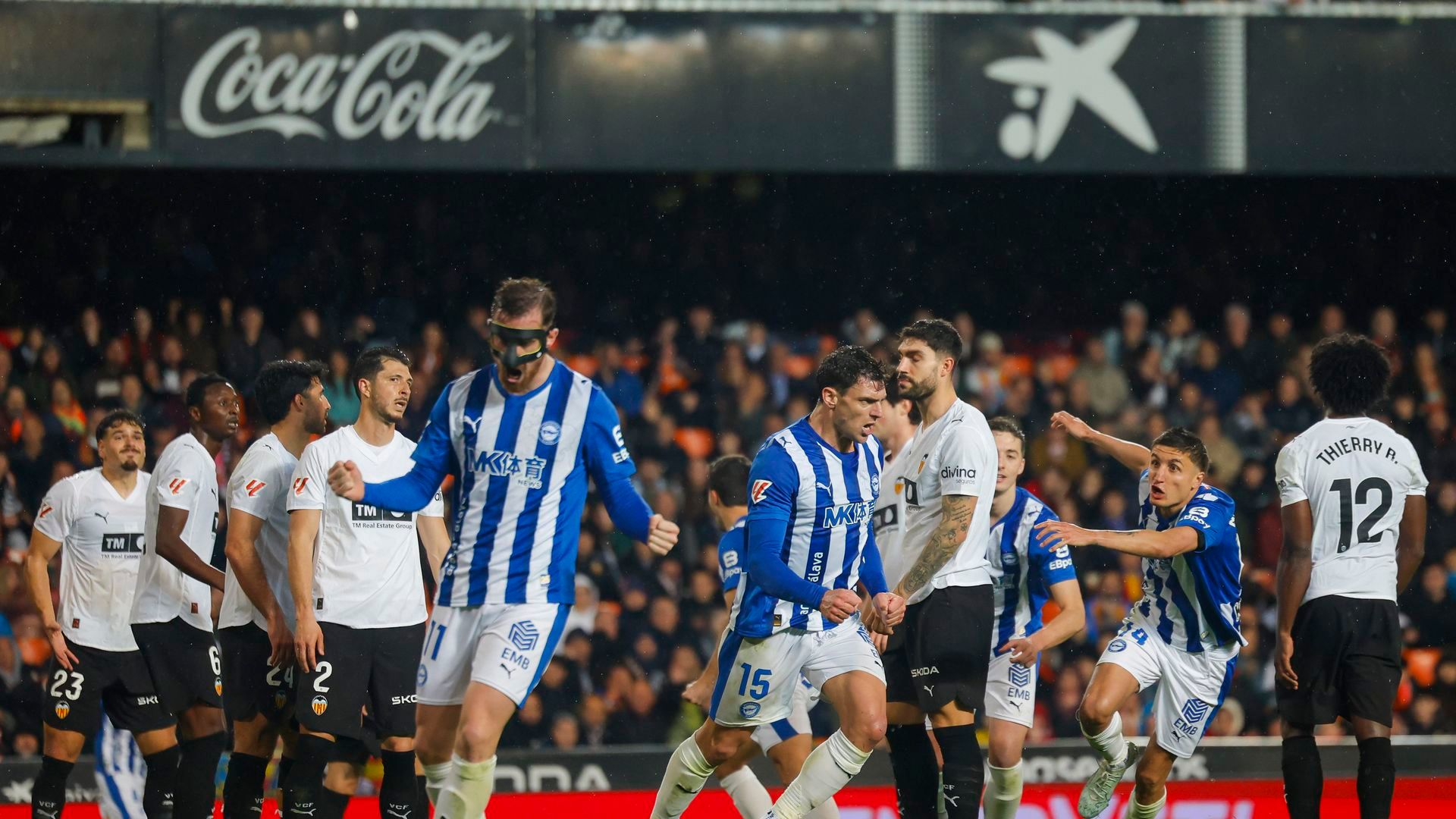 Toni Martínez celebra uno de los goles de Lucas Boyé