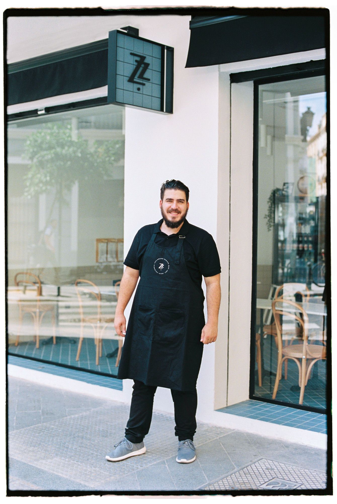 Andrés García Faet posando en su local, nada más abrir en 2019