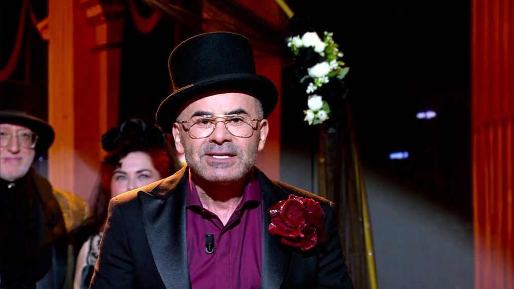 Jorge Javier Vázquez se convierte en el maestro de ceremonias de una boda gótico-romántica: "Por el poder que se me concede en este acto..."