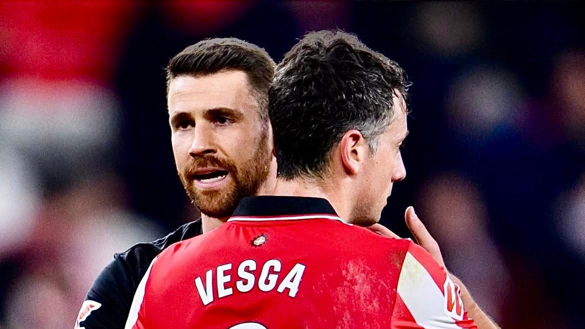 Abrazo de Unai Simón y Mikel Vesga en San Mamés