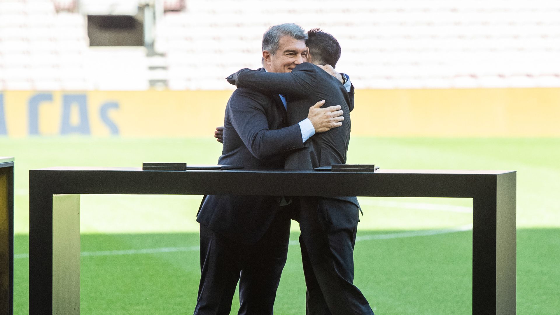 Abrazo entre Xavi y Laporta