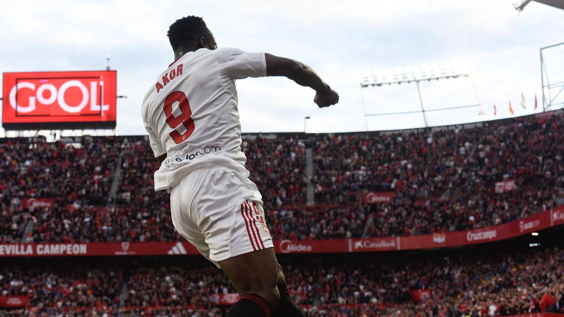 Akor Adams celebra su gol al Rayo
