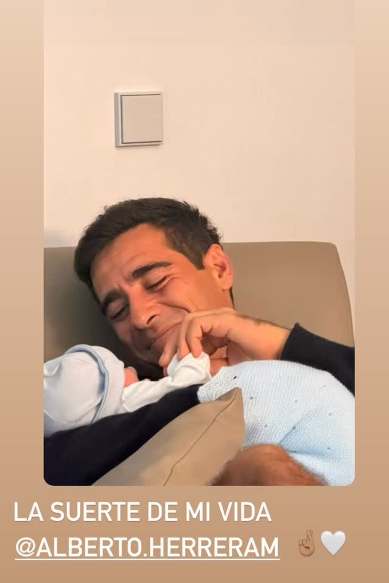 Alberto Herrera posa, feliz, con su primer hijo, Marcos