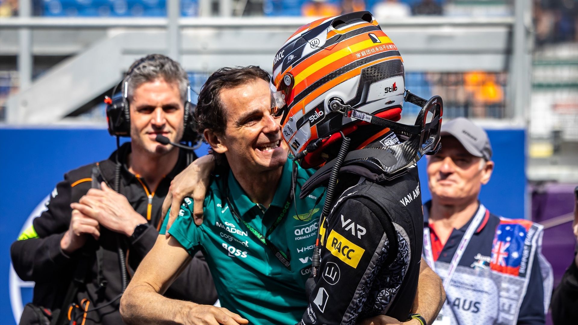 Bruno del Pino abrazando a Pedro de la Rosa Bruno del Pino abrazando a Pedro de la Rosa