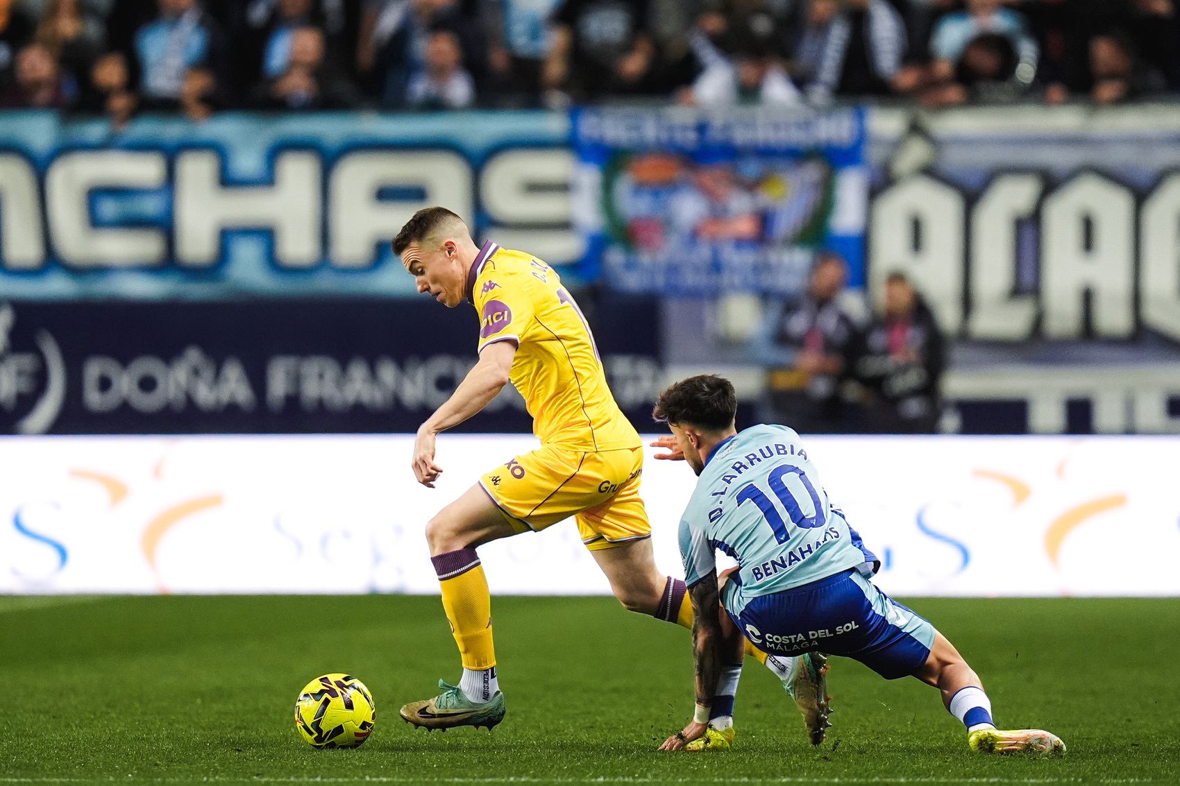 Carlos Clerc deja atrás a David Larrubia en La Rosaleda.