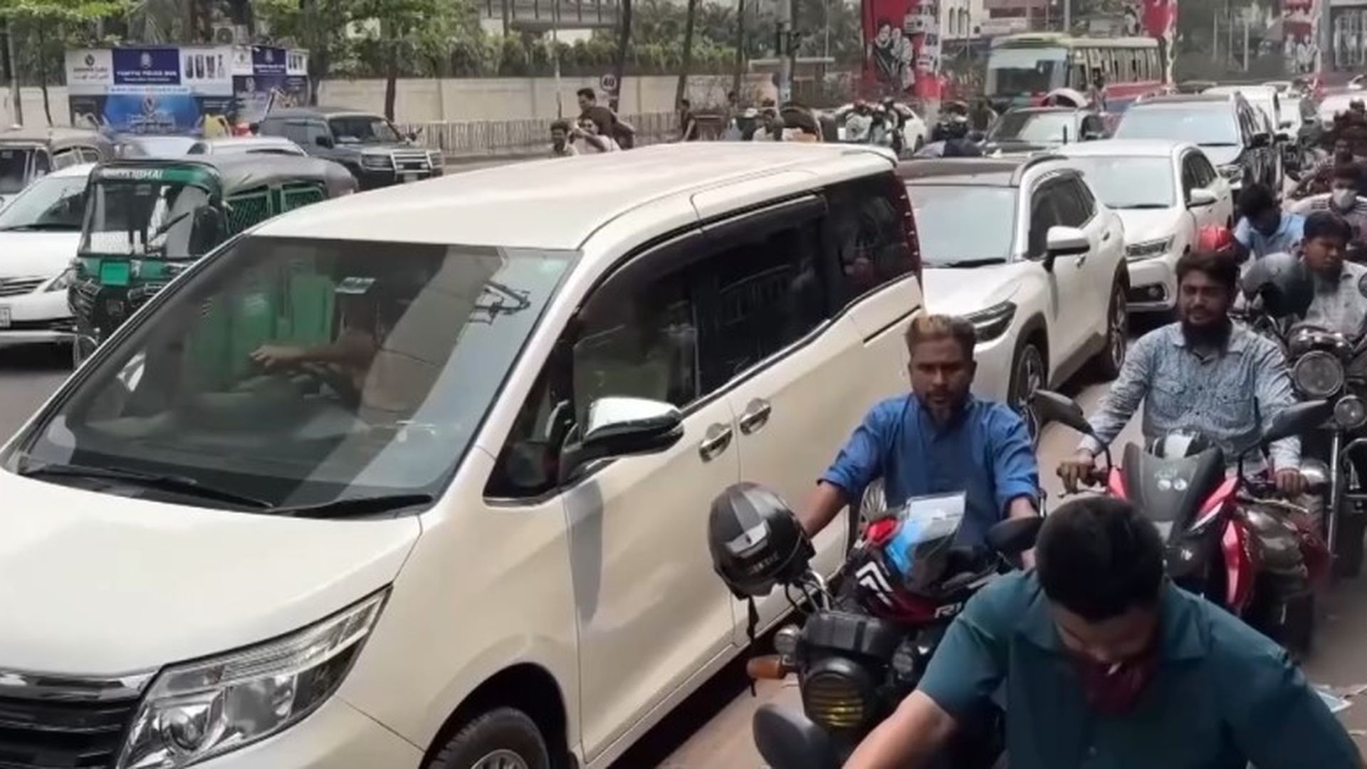 Colas en una gasolinera de Daca, Bangladesh