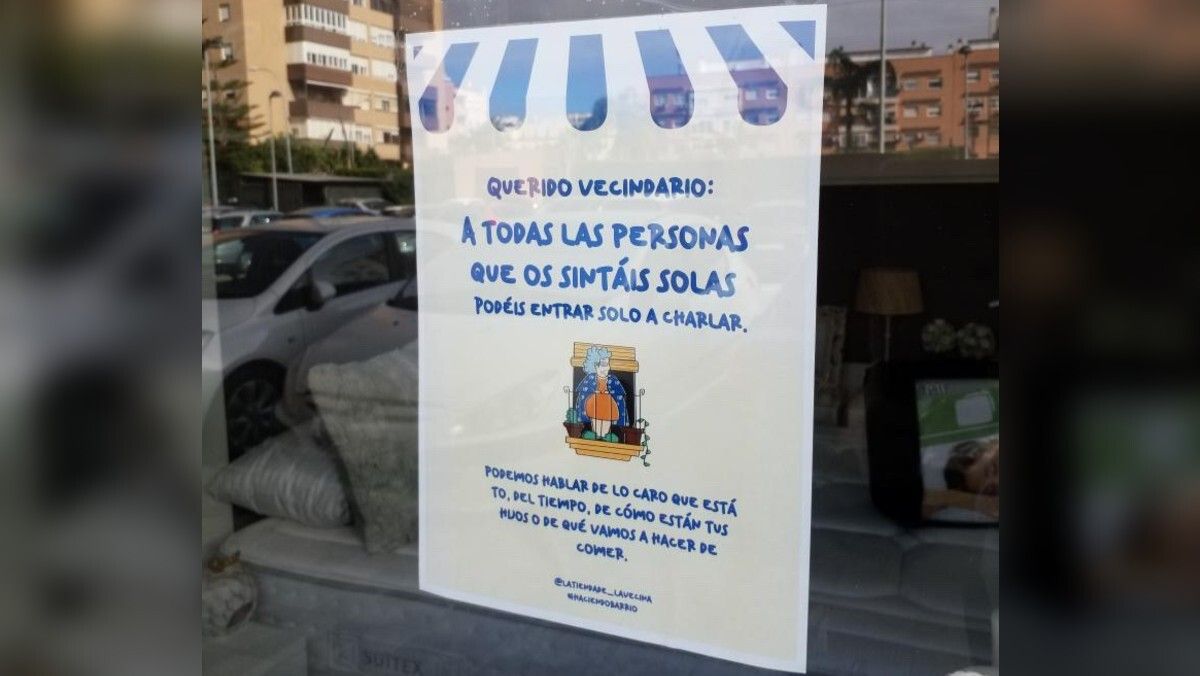 Curioso cartel colgando en el escaparate de "La tienda de la vecina" de Cádiz