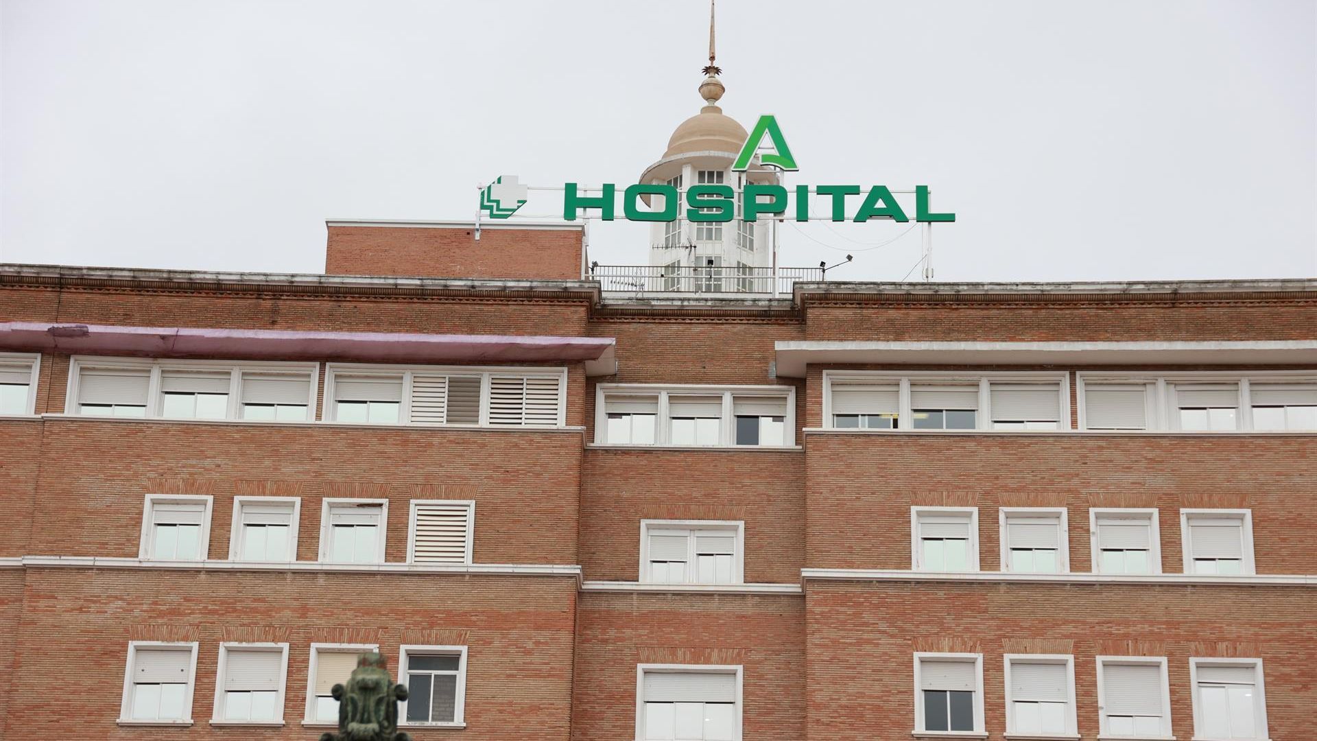 Detalle de la fachada principal del Hospital General Virgen del Rocío