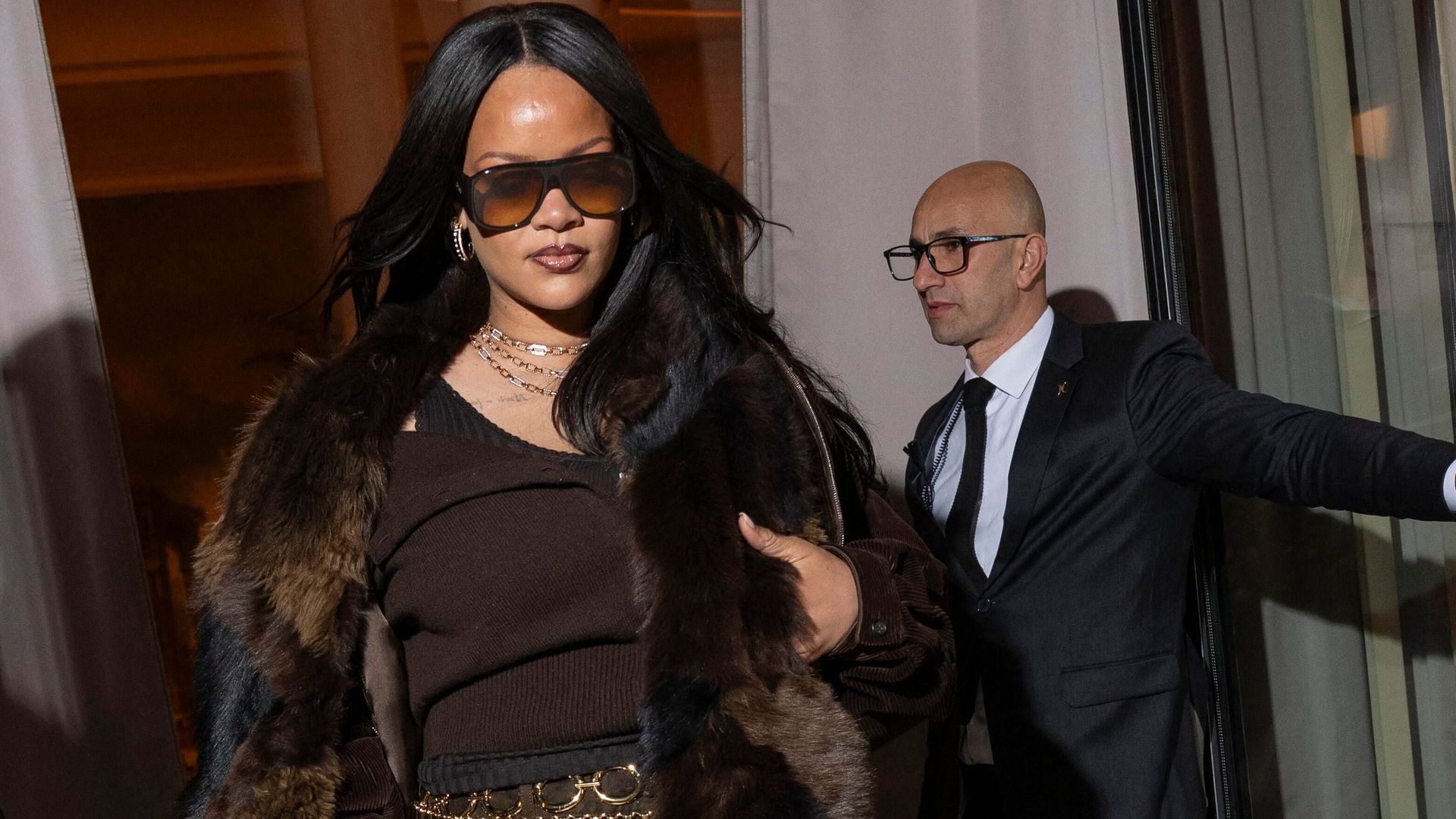 Detenida una mujer tras disparar con un rifle de asalto contra la mansión de Rihanna en Beverly Hills, Los Ángeles, California