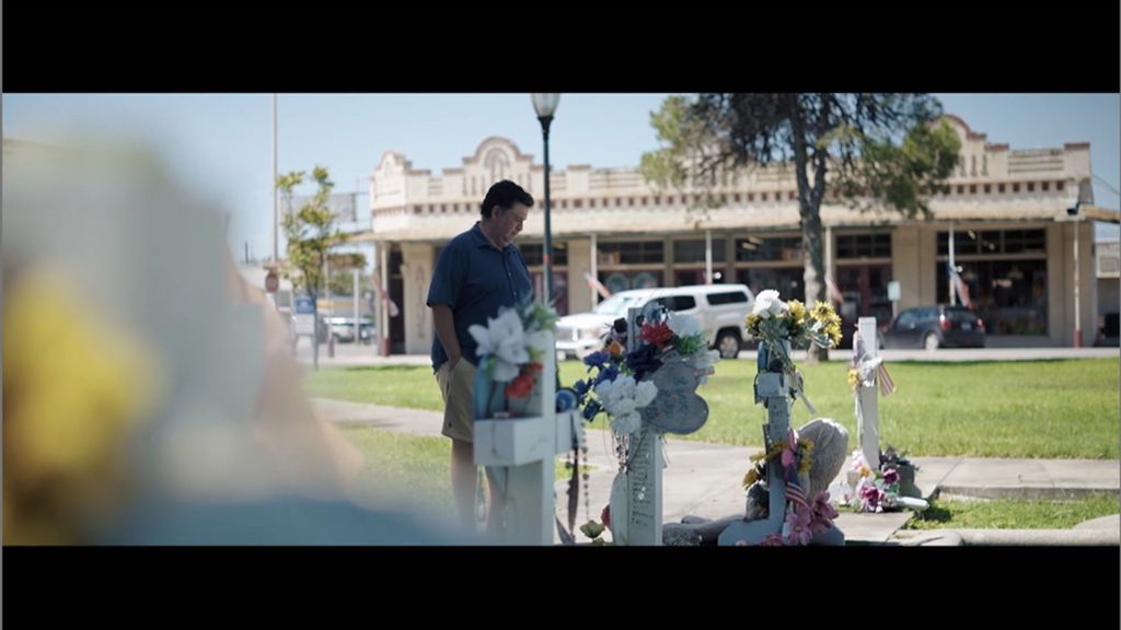 Docente superviviente de un tiroteo en una escuela de Texas se derrumba al recordarlo: "Pensaba que volvería a ver a los niños"