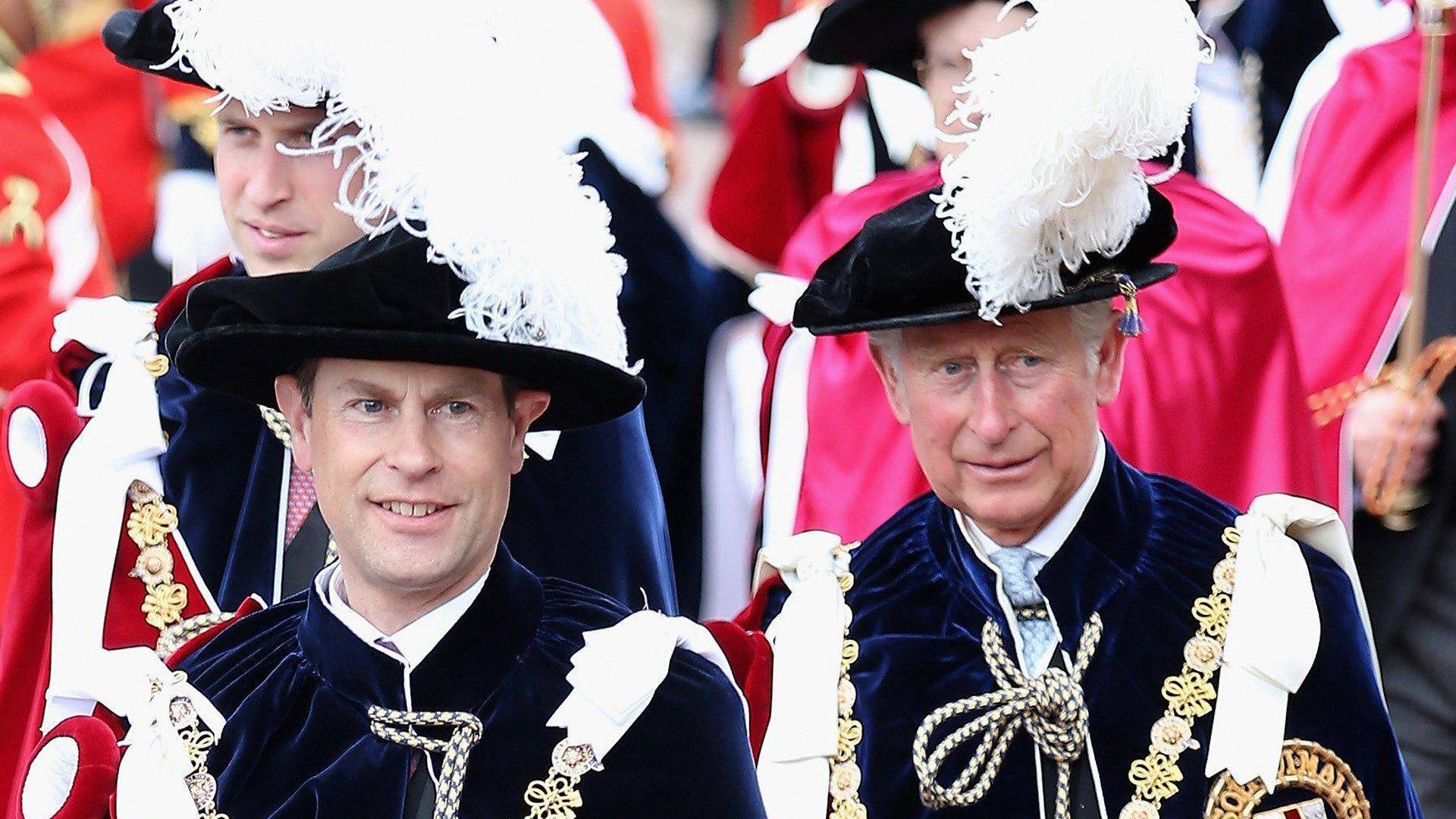 Eduardo y Carlos III en el servicio anual de la Orden de la Jarretera en la capilla de San Jorge en el castillo de Windsor en 2015