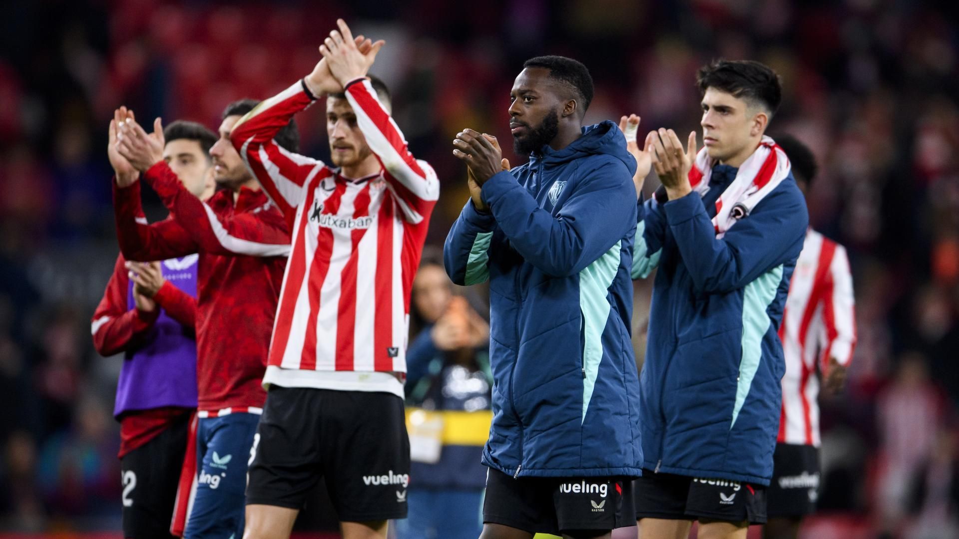 El aplauso a la grada tras caer ante el Barça en San Mamés