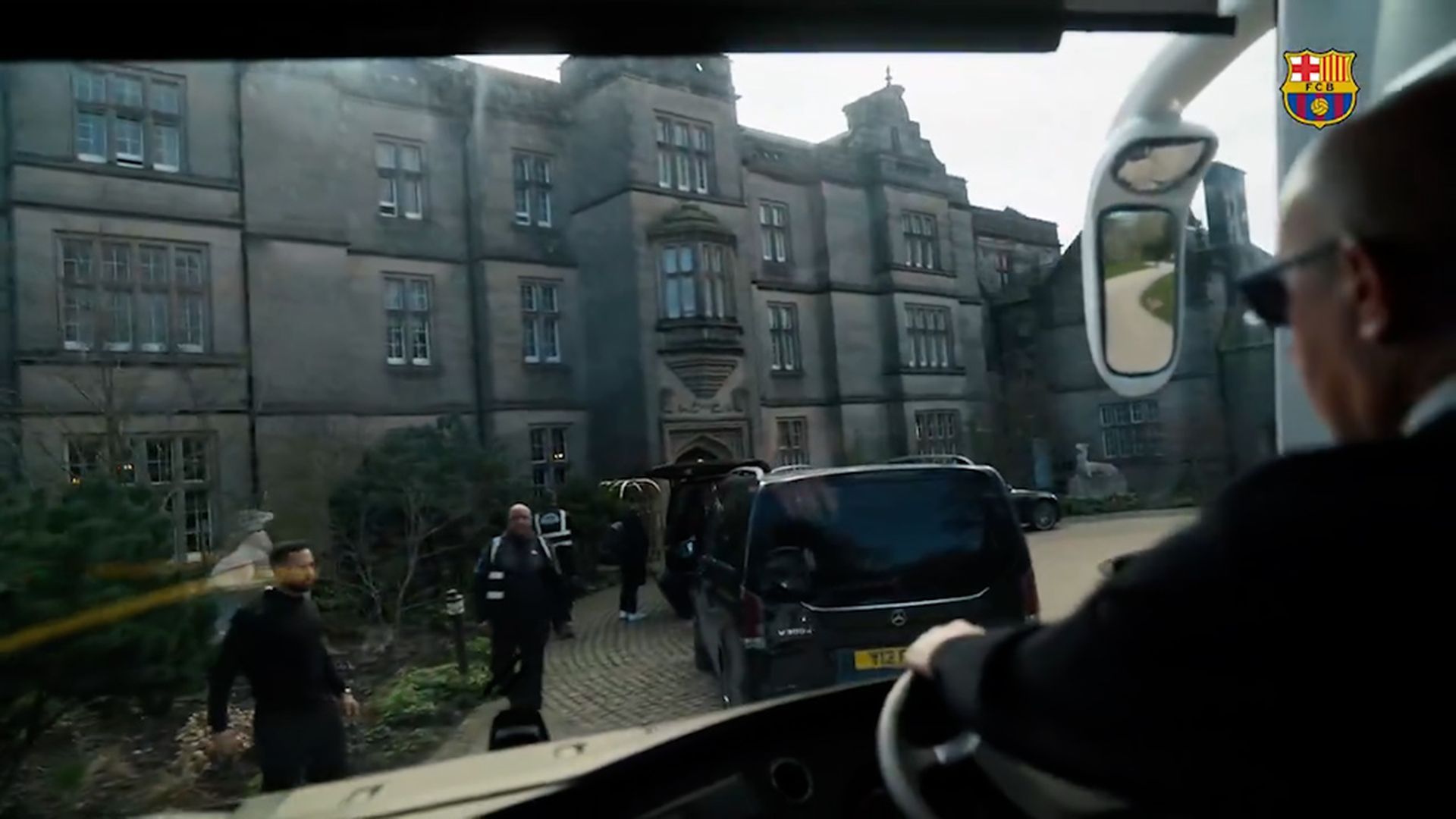 El autobús del Barça llegando a su hotel en Newcastle