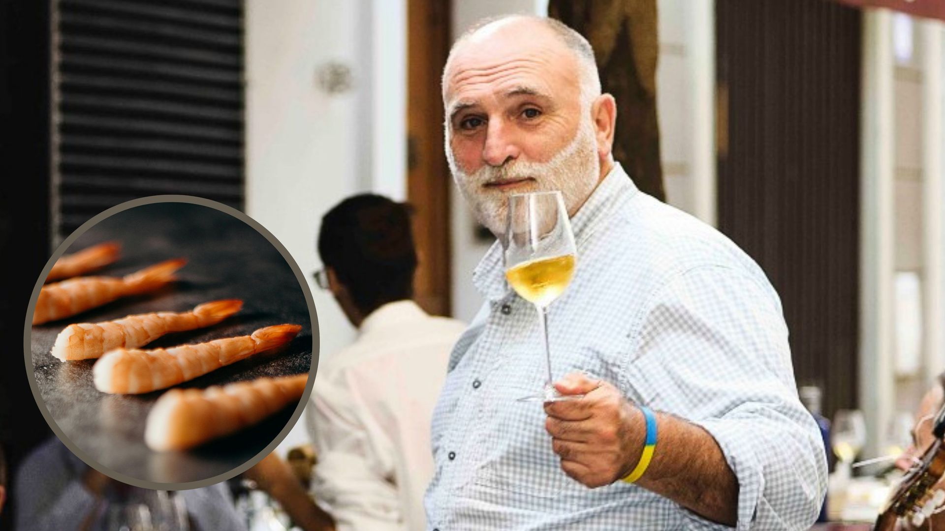 El chef José Andrés y, a la izquierda, una fotografía con gambas cocidas