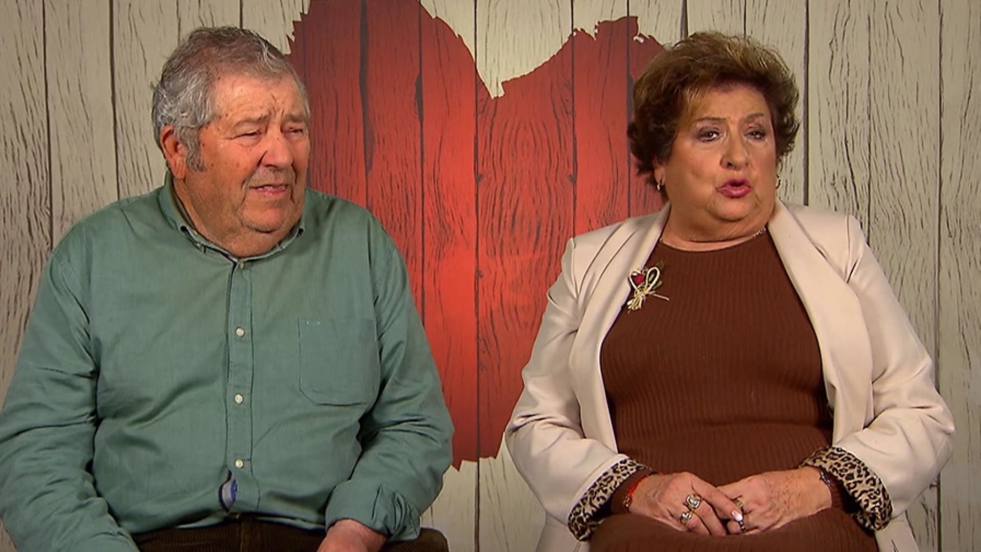 El gesto de un soltero con su cita al pagar la cuenta hacen que la soltera le cante la cuarenta: "Tienes que sacar la cartera"