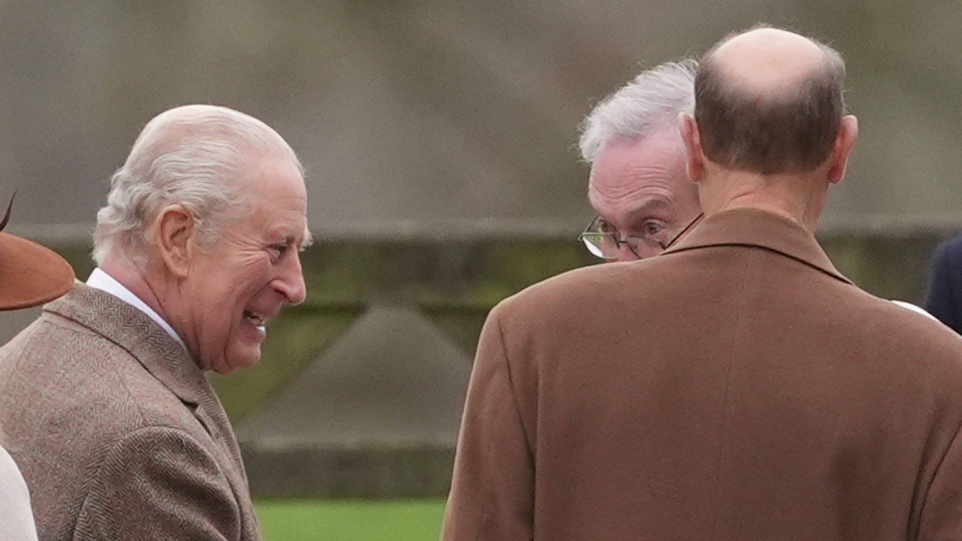 El rey Carlos III y su hermano Eduardo en Sandringham en diciembre de 2025