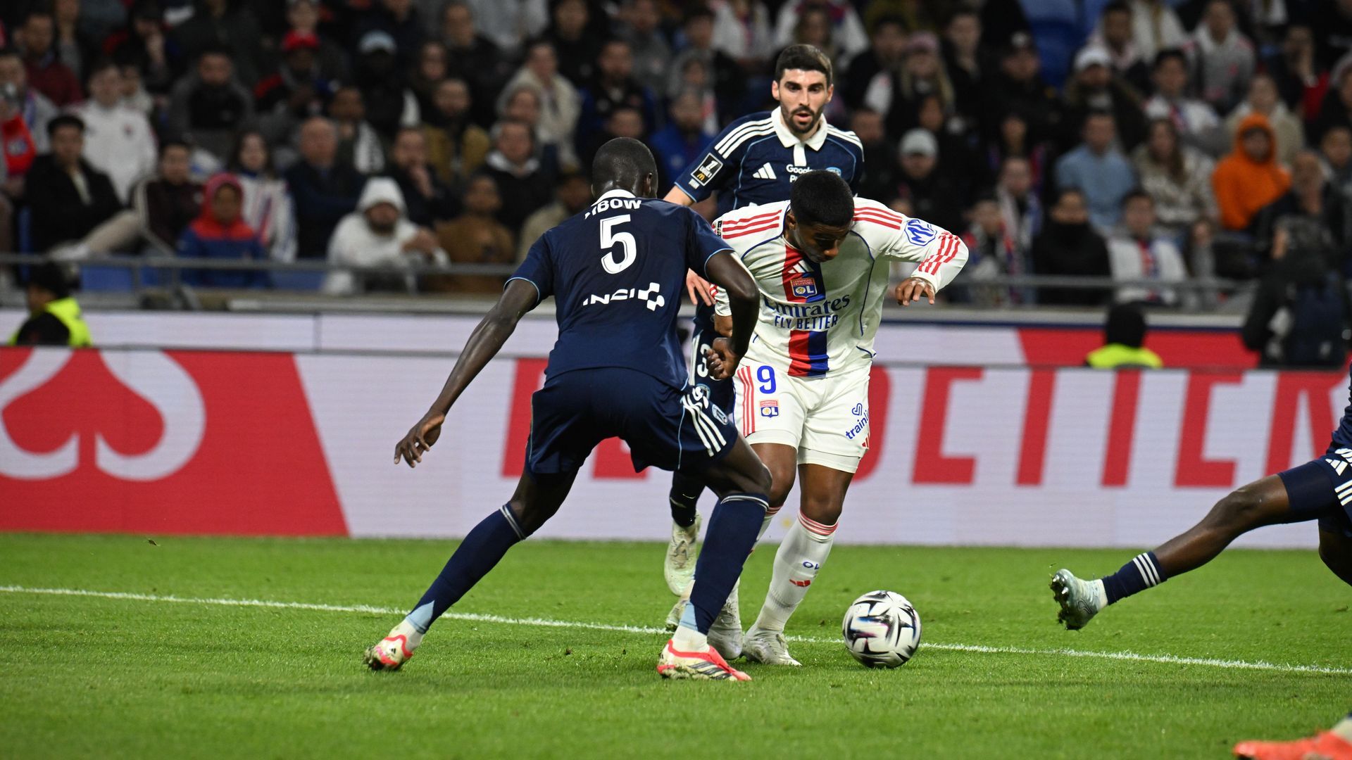 Endrick ante el Paris FC